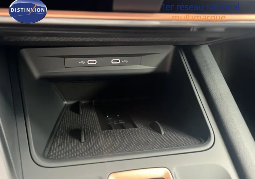 Gros plan sur la console centrale du Cupra Formentor 1.5 eTSI 150CH DSG7 2026, avec ports USB-C et surface antidérapante noire.