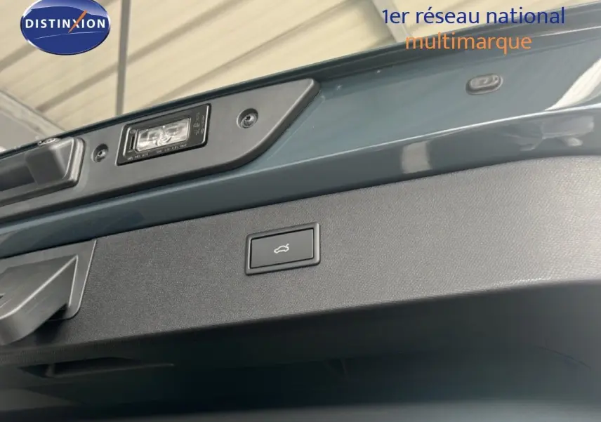 Détail du hayon arrière bleu fjord métal de la CUPRA Formentor 1.5 eTSI 150CH avec bouton d'ouverture électrique.