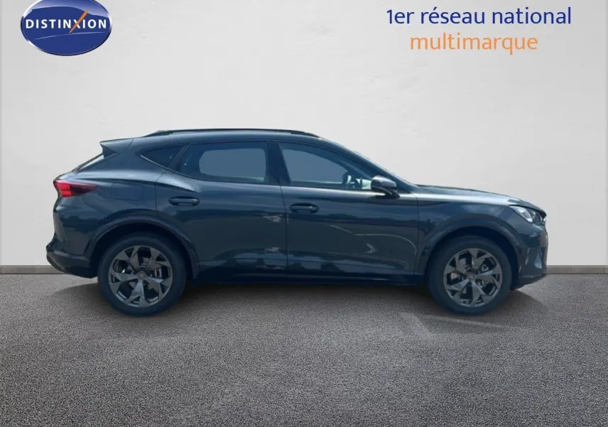 Vue de profil côté gauche d’un CUPRA Formentor 1.5 eTSI 150CH DSG7 en bleu Fjord Metal, avec jantes alliage et lignes dynamiques.