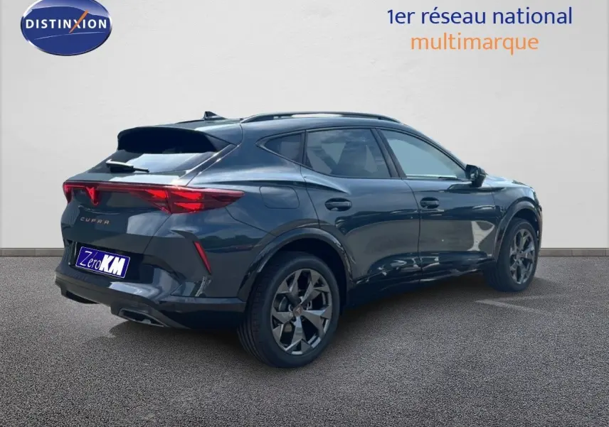 Vue 3/4 arrière droite du CUPRA Formentor 1.5 eTSI 150CH DSG7 en bleu Fjord Metal avec jantes alliage et feux LED distinctifs.