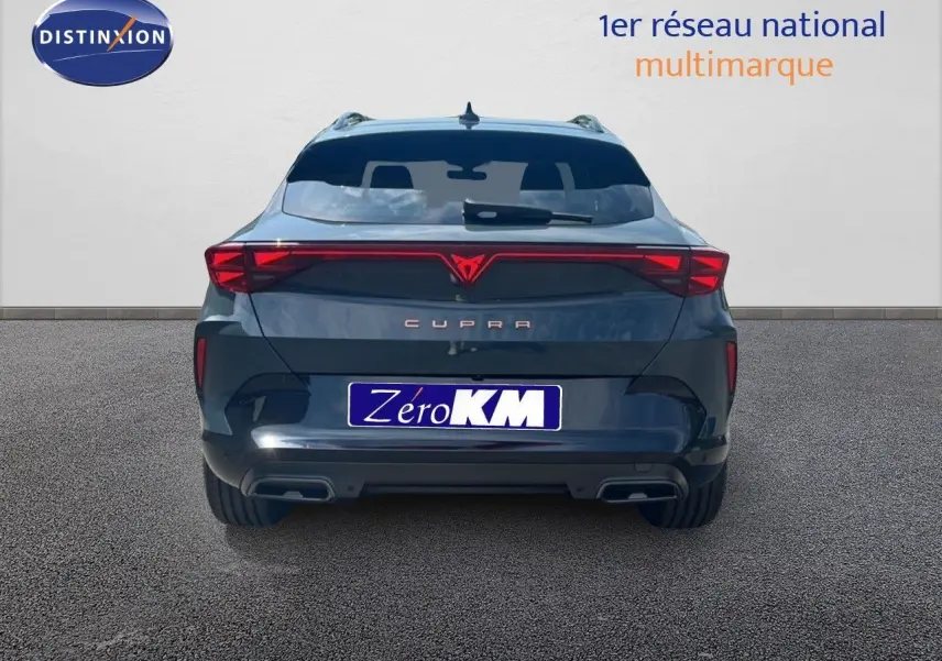 Vue arrière d'une CUPRA Formentor 1.5 eTSI 150CH DSG7 en bleu Fjord Metal avec feux arrière LED distinctifs.