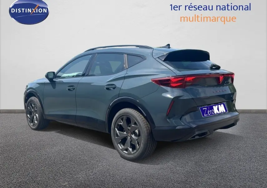 Vue 3/4 arrière droite du CUPRA Formentor bleu Fjord métal avec jantes noires et feux arrière LED distinctifs.