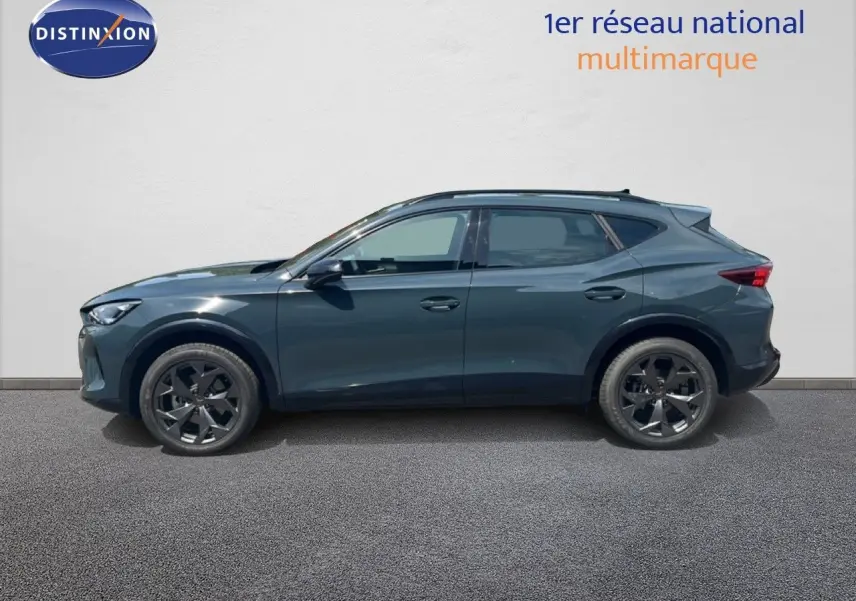 Vue de profil côté gauche d'un CUPRA Formentor 1.5 eTSI bleu Fjord métallisé avec jantes noires et toit ouvrant.