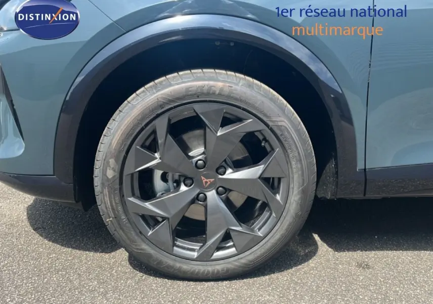 Gros plan sur la roue avant gauche noire à jante design du CUPRA Formentor Bleu Fjord Metal 2026.