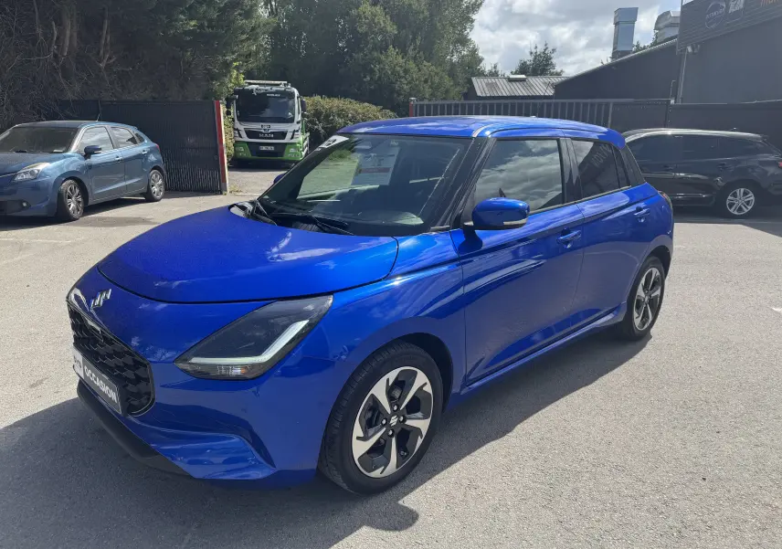 Suzuki Swift 1.2 Pack Hybrid bleu vue 3/4 avant droit, avec jantes alliage et vitres teintées.