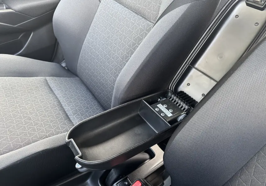 Vue rapprochée de l'accoudoir central ouvert entre les sièges avant gris de la Suzuki Swift 1.2 Pack Hybrid 2024.