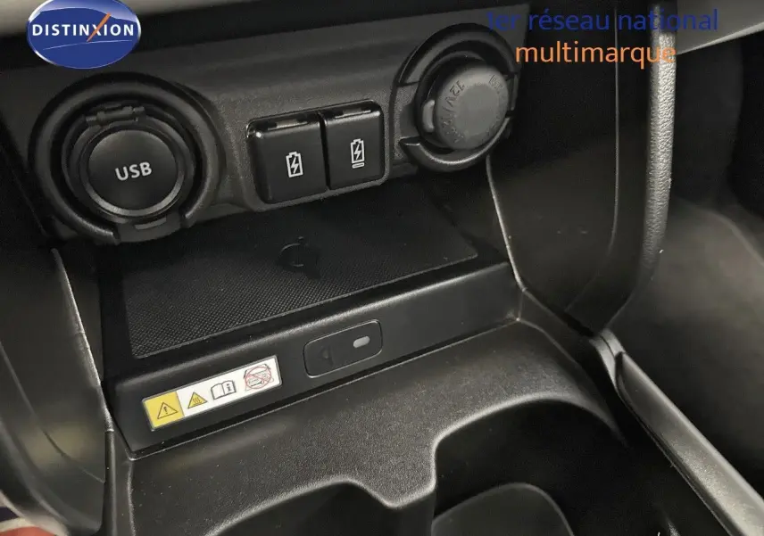 Gros plan sur la console centrale intérieure de la Suzuki Swift 1.2 Pack Hybrid 2024, montrant prises USB et ports de charge.
