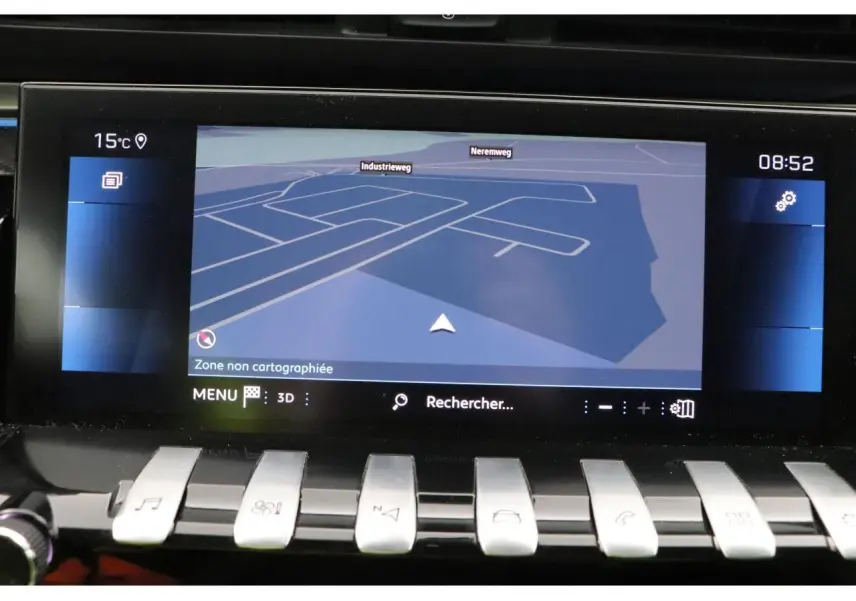 Écran tactile central du Peugeot 508 SW 2020 affichant la navigation avec commandes tactiles en aluminium sous l'écran.