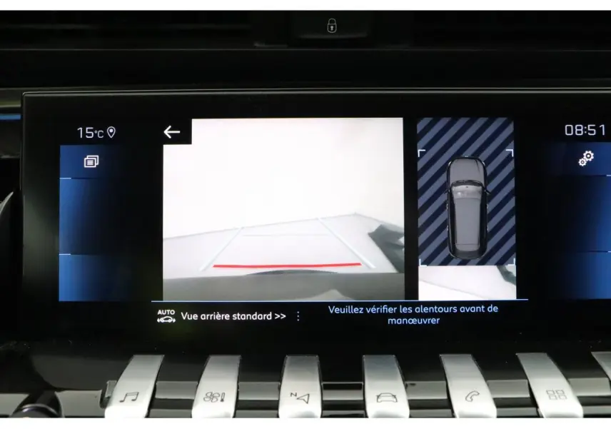 Écran multimédia affichant la caméra de recul et la vue 360° du Peugeot 508 SW gris platinium, tableau de bord moderne.