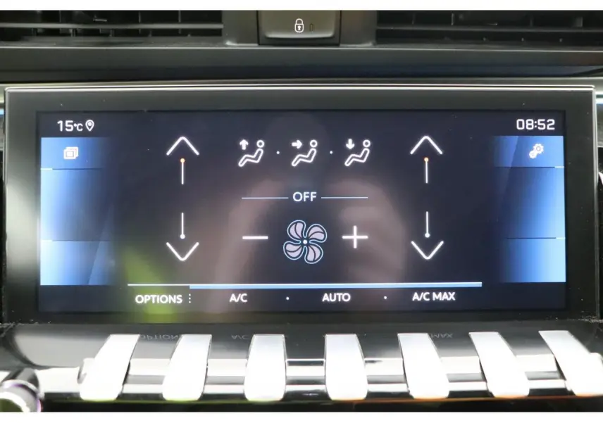Écran tactile central du tableau de bord de la Peugeot 508 SW gris Platinium montrant les commandes de climatisation.
