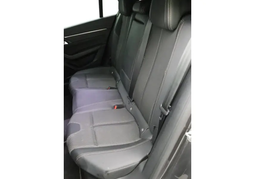 Vue côté droit des sièges arrière noirs en tissu et TEP du break Peugeot 508 SW GT Line 2020.