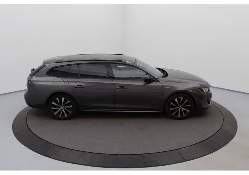 Peugeot 508 SW gris Platinium vue de profil côté gauche, avec jantes bi-ton et vitres surteintées.