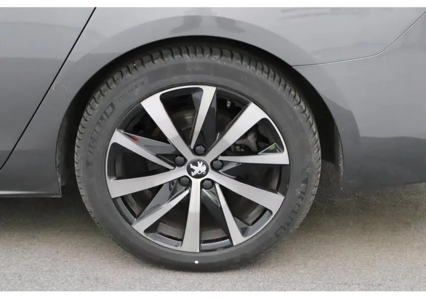 Gros plan sur la jante alliage bi-ton 18'' Grey Dust d'une Peugeot 508 SW Gris Platinium côté arrière droit