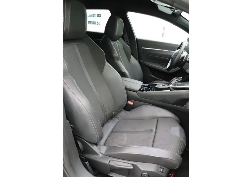Intérieur côté conducteur de la Peugeot 508 SW 2020, sièges tissu noir avec coutures contrastées et console centrale moderne.
