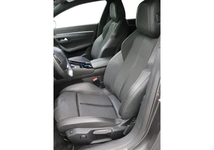 Sièges avant en cuir noir avec surpiqûres blanches de la Peugeot 508 SW GT Line vus côté conducteur.