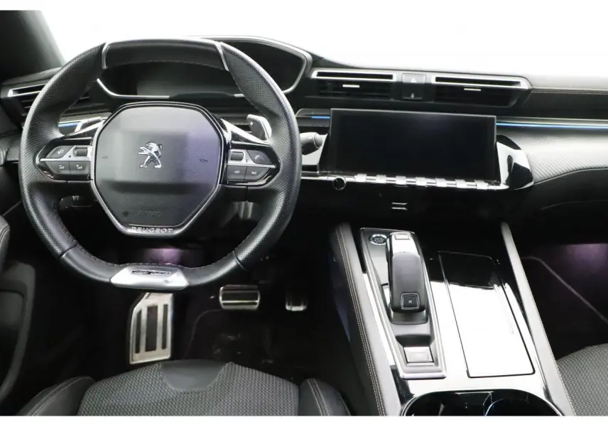 Intérieur noir de la Peugeot 508 SW 2020, vue du poste de conduite avec volant GT Line et écran tactile central.