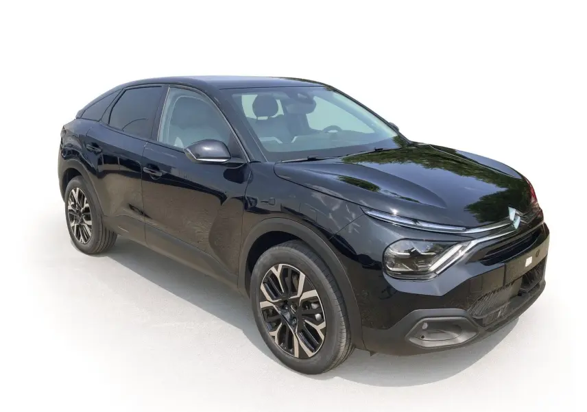 Citroën C4 Facelift Hybrid 145 e-DSC6 Max noir perla vue 3/4 avant avec jantes alliage 18 pouces diamantées.