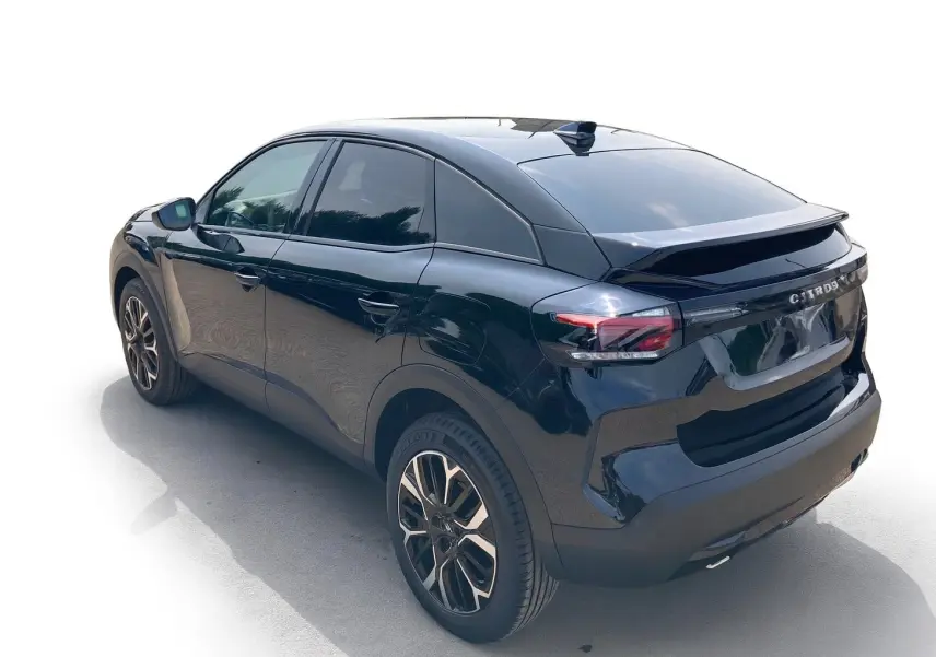 Vue 3/4 arrière droite d'une Citroën C4 noire Perla avec jantes alliage 18 pouces et vitres surteintées.