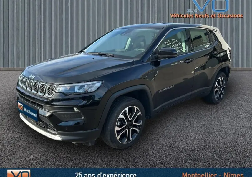 Jeep Compass noir 2024 en vue 3/4 avant droit, avec jantes alliage 18 pouces et calandre distinctive chrome.