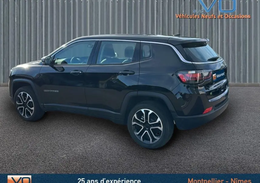 Vue latérale droite d'un Jeep Compass noir 2024 avec jantes alliage 18 pouces et vitres teintées.