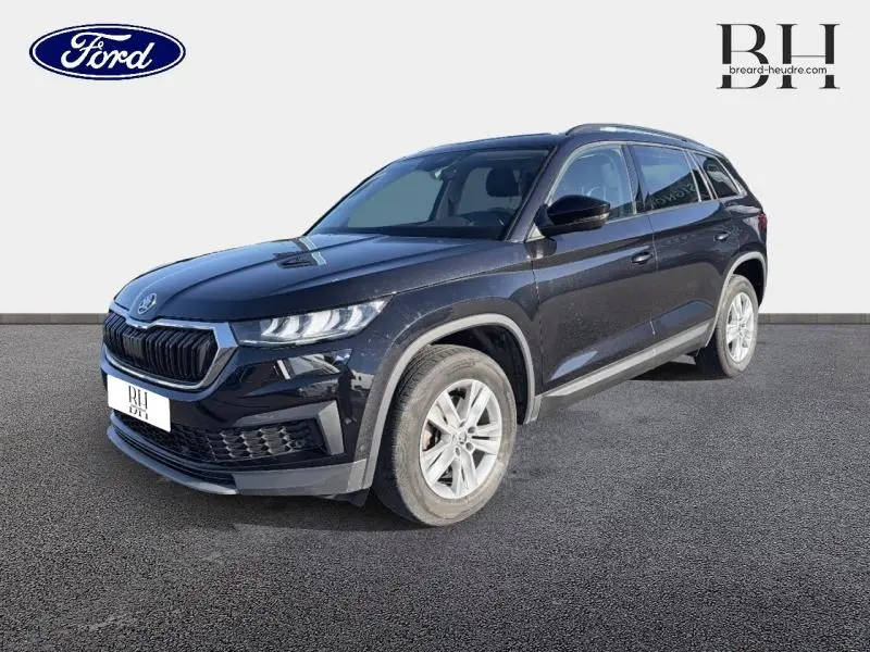 Vue 3/4 avant droite d'un Skoda Kodiaq noir Magic Nacré 2023 avec jantes alu et calandre noire distinctive.