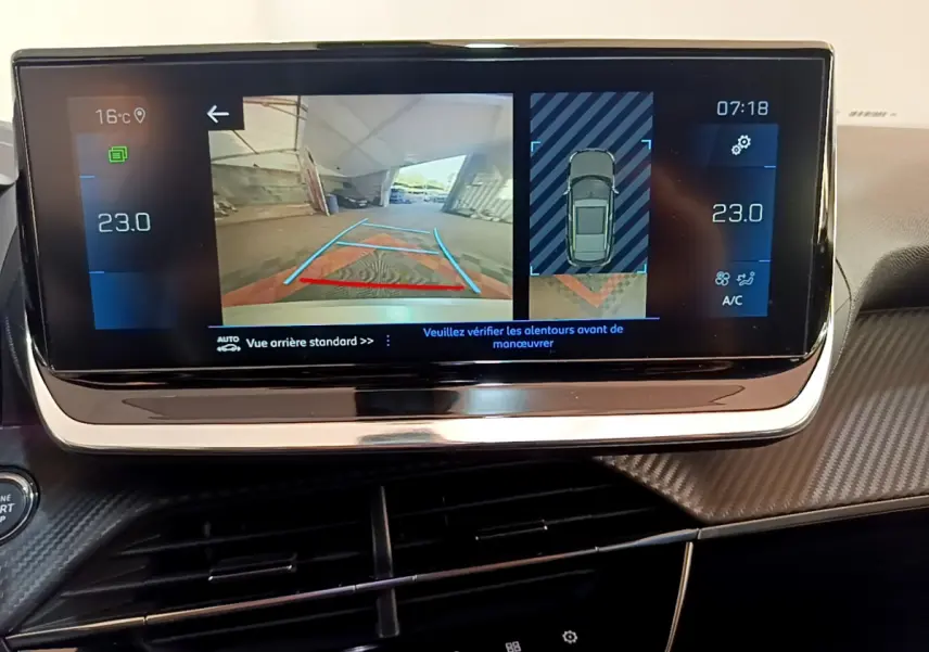 Écran tactile central du Peugeot 2008 gris clair 2021 montrant la caméra de recul et l'affichage de la climatisation.