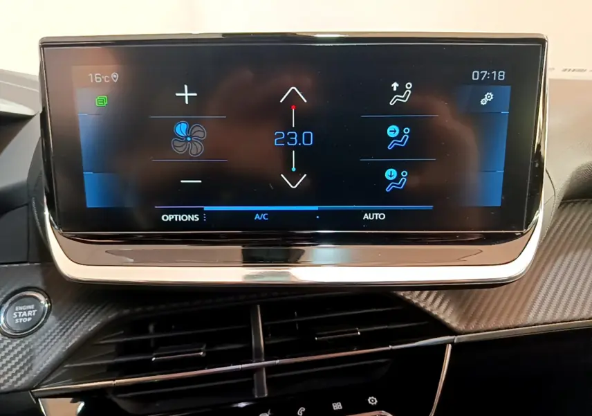 Écran tactile central affichant la climatisation à 23°C sur le tableau de bord carbone du Peugeot 2008 gris clair.
