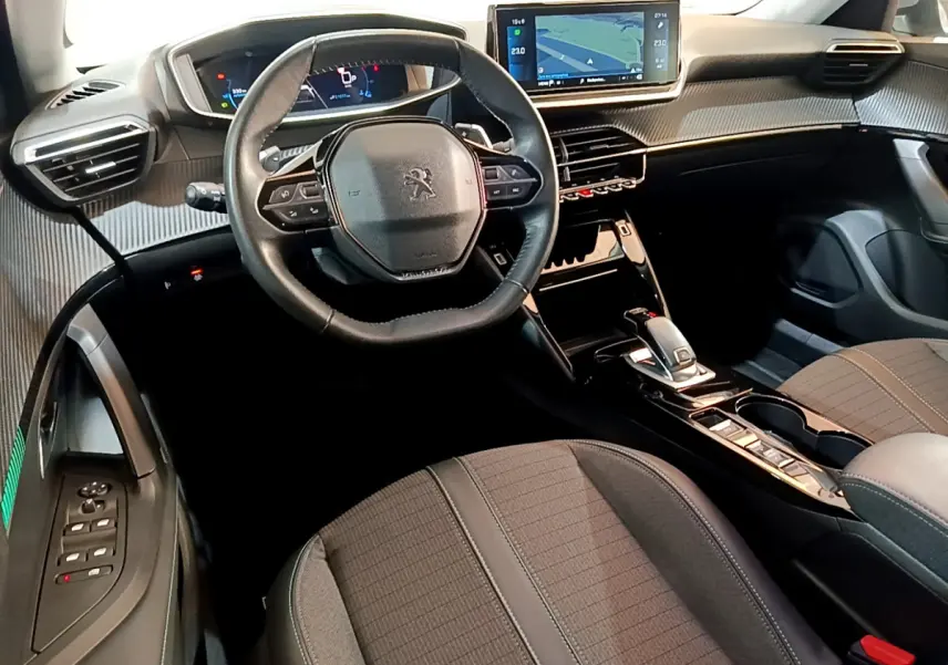 Intérieur du Peugeot 2008 2021 vu côté conducteur, volant cuir, écran tactile 10 pouces et console centrale noire.