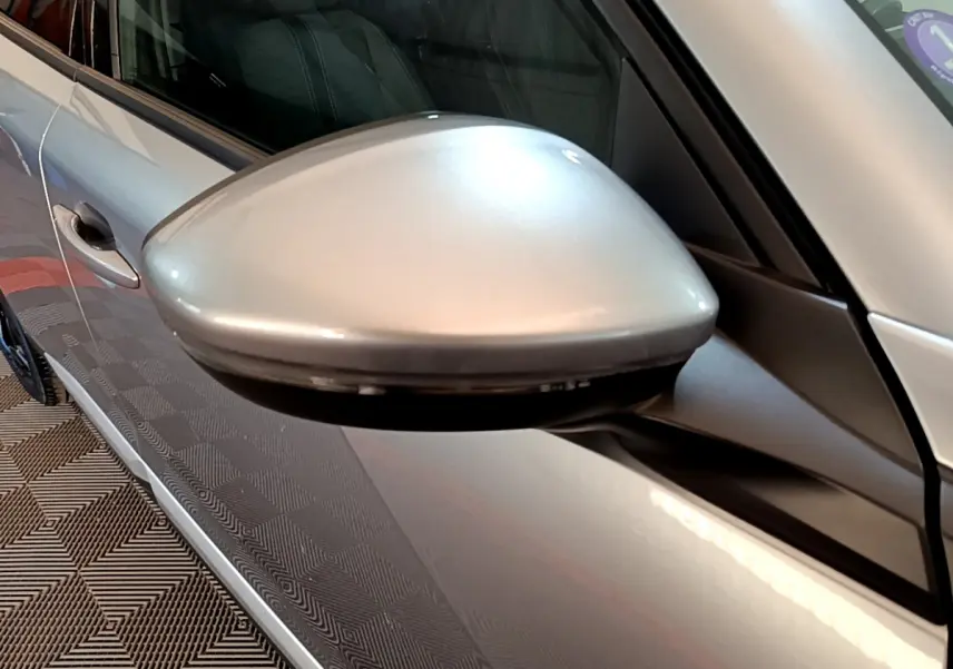 Rétroviseur côté gauche gris clair du Peugeot 2008 PureTech 130 S&S EAT8 Allure Business 2021, vue rapprochée.