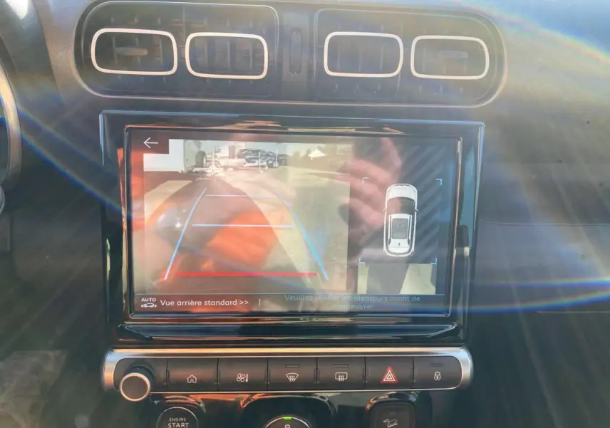 Vue rapprochée de l’écran tactile central du Citroën C3 Aircross gris foncé 2024 affichant la caméra de recul.
