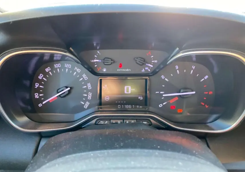 Tableau de bord de Citroën C3 Aircross 2024, affichage numérique au centre, compteurs analogiques vitesse et régime moteur.