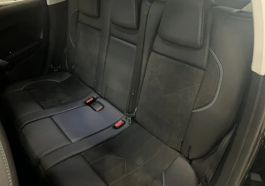 Vue intérieure des sièges arrière en cuir noir du Peugeot 2008 Crossway, soulignant les finitions et les ceintures de sécurité.