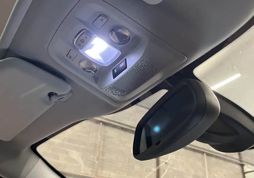 Vue intérieure du plafonnier et du rétroviseur intérieur d’un Peugeot 2008 noir de 2018.