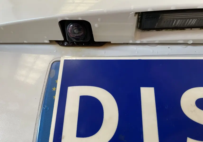 Gros plan sur la caméra de recul blanche du Nissan Qashqai 1.6L DCI 130 CH 4x4 Connect Edition de 2013.