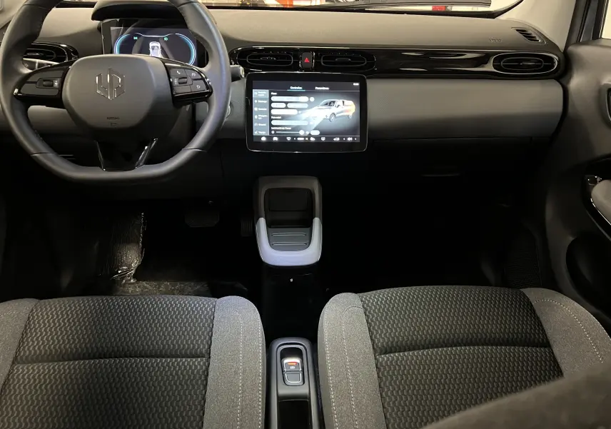 Intérieur de la Renault ZOE LEAPMOTOR T03 2024, vue frontale du tableau de bord avec écran tactile et volant multifonction.