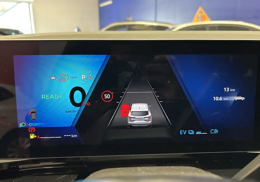 Affichage numérique du tableau de bord du Renault Austral Ph.2 E-TECH noir, montrant la porte arrière gauche ouverte et la vitesse à zéro.