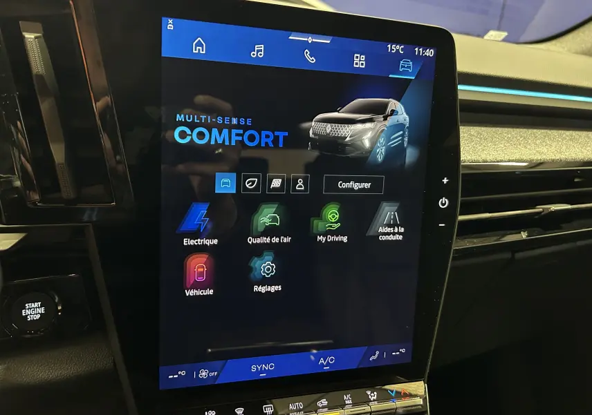 Écran tactile central du tableau de bord du Renault Austral Ph.2, affichant le mode de conduite Comfort et diverses options.