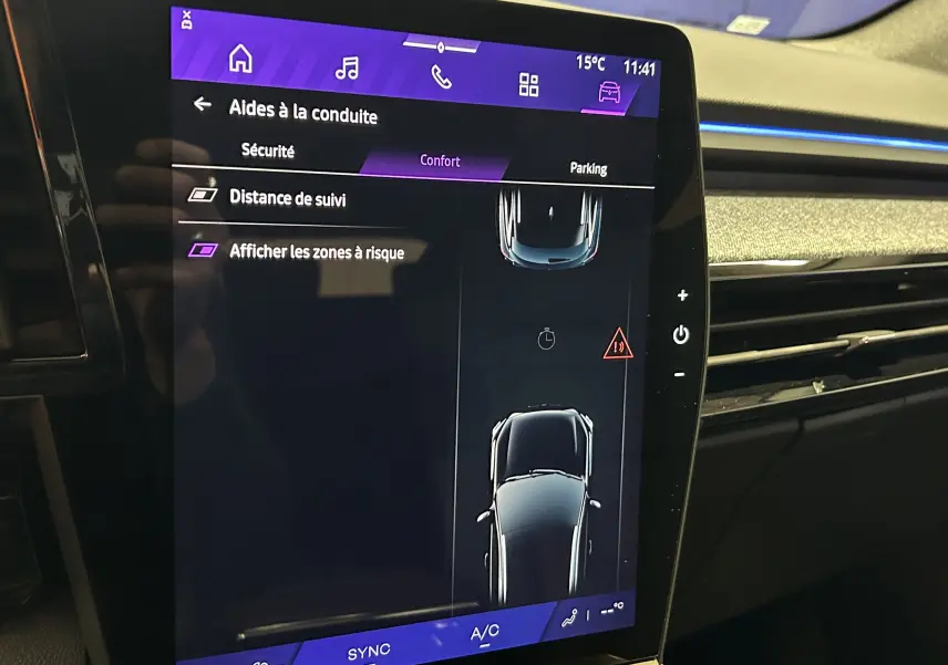 Écran tactile central du Renault Austral Ph.2 E-TECH noir étoilé montrant les aides à la conduite en mode confort.