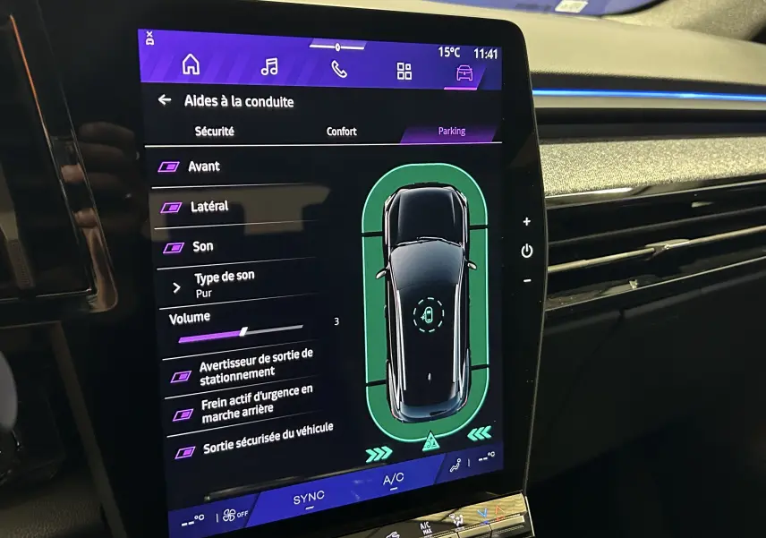 Écran tactile intérieur du Renault Austral Ph.2 E-TECH full hybrid 200 TECHNO affichant les aides à la conduite en mode parking.