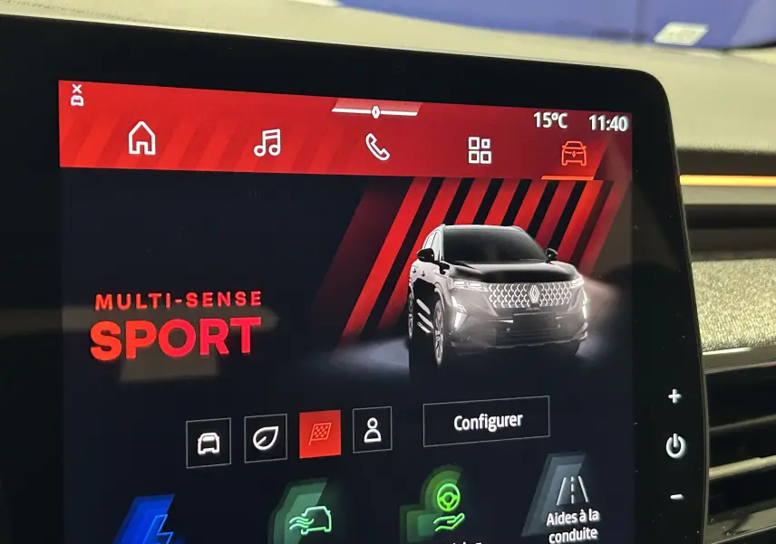 Écran tactile intérieur affichant le mode Multi-Sense Sport avec une illustration du Renault Austral noir étoilé de face.