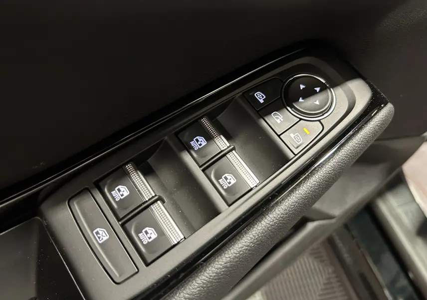 Gros plan sur les commandes de lève-vitres et rétroviseurs côté gauche d'un Renault Austral noir étoilé 2025.