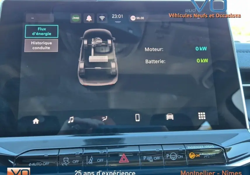 Écran tactile du tableau de bord du Jeep Compass gris 2024 montrant le flux d'énergie du système hybride.