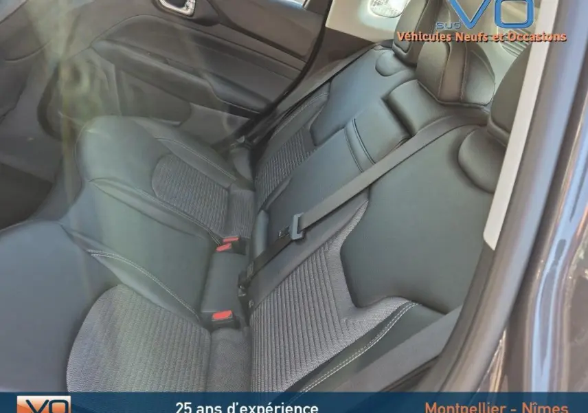 Vue intérieure des sièges arrière en tissu gris du Jeep Compass 2024, avec ceinture de sécurité et porte ouvert côté droit.
