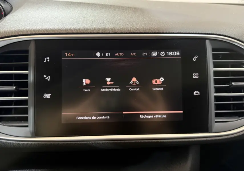 Écran tactile central affichant les réglages du véhicule dans l’habitacle noir de la Peugeot 308 Puretech 130 Allure.