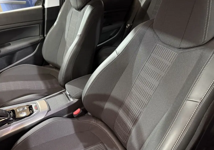 Gros plan sur les sièges avant noirs en tissu et cuir de la Peugeot 308 Puretech 130 Allure 2020, côté conducteur et passager.