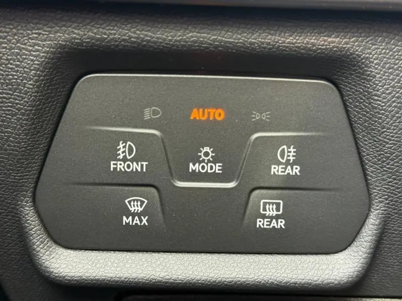 Panneau de commandes d’éclairage et désembuage intérieur de la CUPRA Formentor 2.0 TDI 150ch, vue rapprochée.