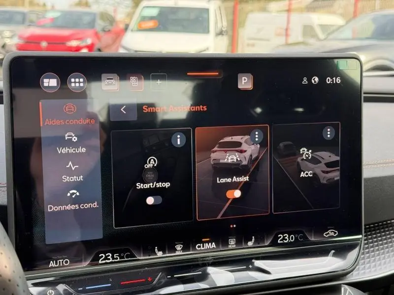 Écran tactile intérieur du CUPRA Formentor 2026 montrant les assistants de conduite avec interface moderne et finition noire.