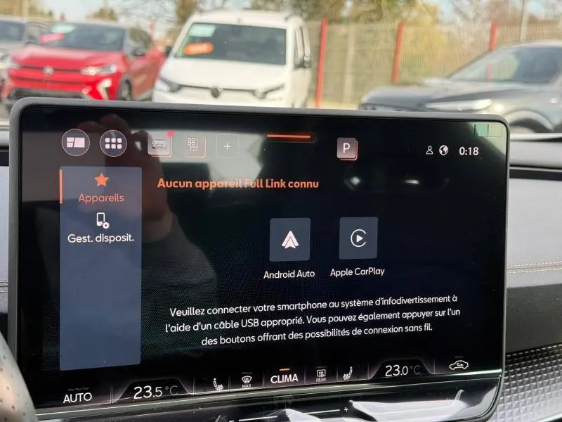 Vue intérieure centrée sur l'écran tactile du système multimédia du CUPRA Formentor 2.0 TDI 150ch, avec affichage Android Auto et Apple CarPlay.