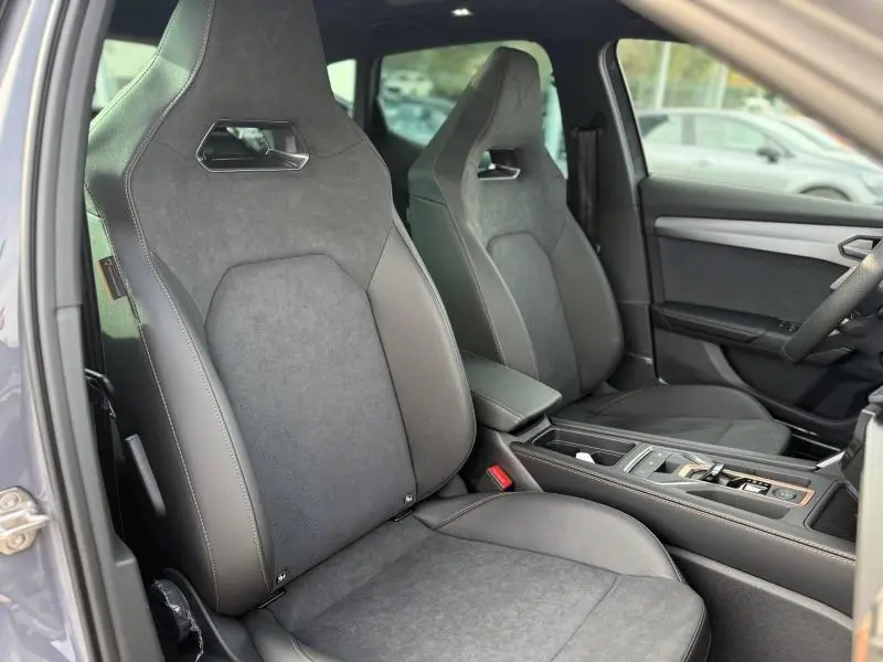 Vue intérieure côté conducteur du CUPRA Formentor 2.0 TDI 150ch gris Graphène, sièges sport en alcantara et cuir noir.