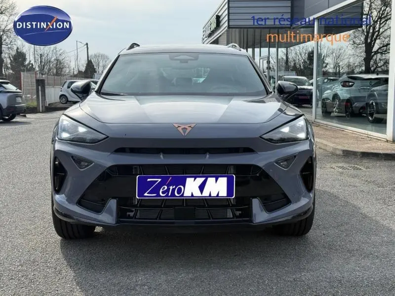 Vue avant d'un CUPRA Formentor 2.0 TDI gris Graphène personnalisé avec logo cuivré et calandre noire.